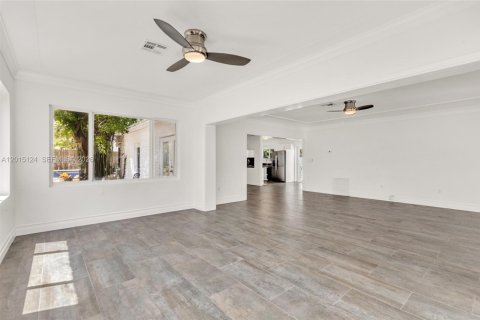 House in Miami, Florida 2 bedrooms, 142.14 sq.m. № 2242422 - photo 10
