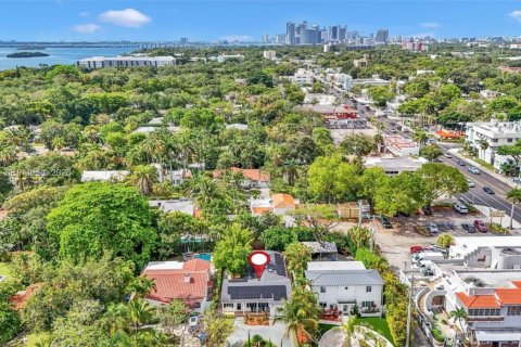 House in Miami, Florida 2 bedrooms, 142.14 sq.m. № 2242422 - photo 3