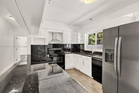 House in Miami, Florida 2 bedrooms, 142.14 sq.m. № 2242422 - photo 16