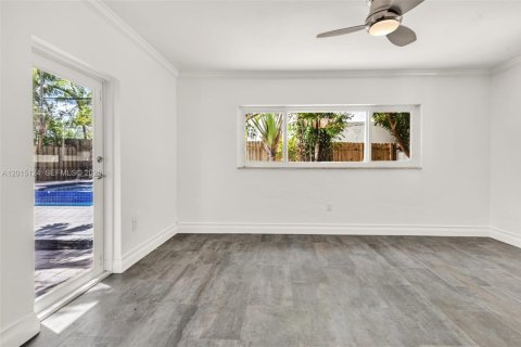 House in Miami, Florida 2 bedrooms, 142.14 sq.m. № 2242422 - photo 22