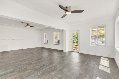 House in Miami, Florida 2 bedrooms, 142.14 sq.m. № 2242422 - photo 14