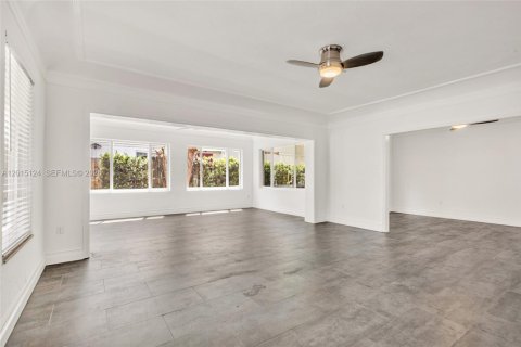 House in Miami, Florida 2 bedrooms, 142.14 sq.m. № 2242422 - photo 9