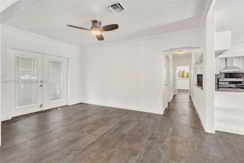 House in Miami, Florida 2 bedrooms, 142.14 sq.m. № 2242422 - photo 12