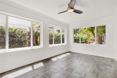 House in Miami, Florida 2 bedrooms, 142.14 sq.m. № 2242422 - photo 7