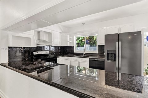 House in Miami, Florida 2 bedrooms, 142.14 sq.m. № 2242422 - photo 17