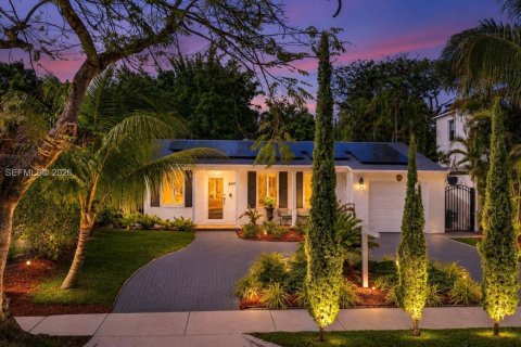 House in Miami, Florida 2 bedrooms, 142.14 sq.m. № 2242422