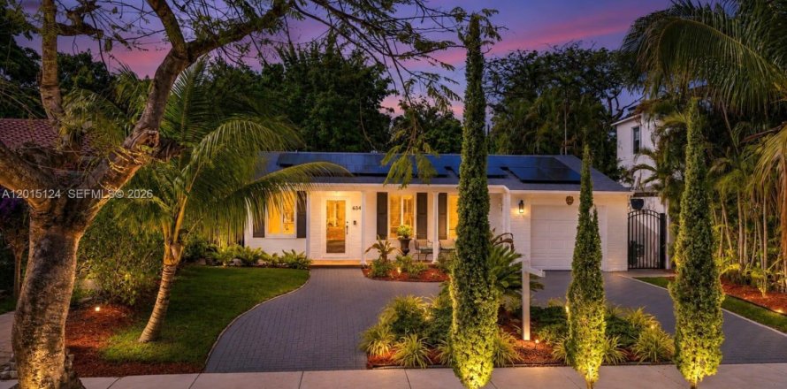 House in Miami, Florida 2 bedrooms, 142.14 sq.m. № 2242422