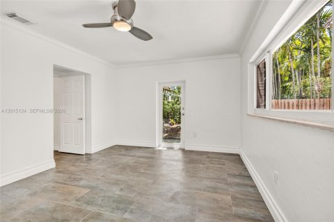 House in Miami, Florida 2 bedrooms, 142.14 sq.m. № 2242422 - photo 21