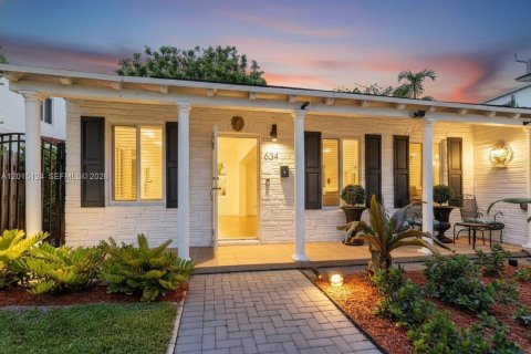 House in Miami, Florida 2 bedrooms, 142.14 sq.m. № 2242422 - photo 6