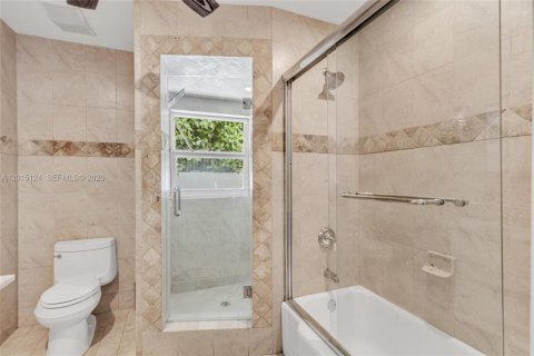 House in Miami, Florida 2 bedrooms, 142.14 sq.m. № 2242422 - photo 25