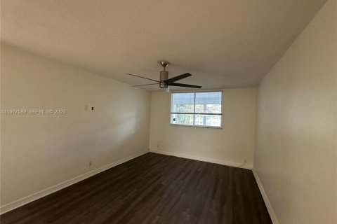 Condo in Deerfield Beach, Florida, 2 bedrooms  № 2041655 - photo 12