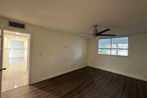 Condo in Deerfield Beach, Florida, 2 bedrooms  № 2041655 - photo 9