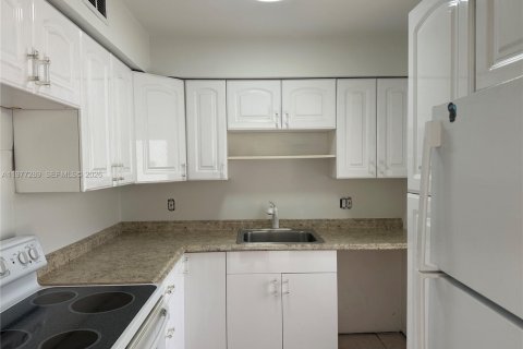 Condo in Deerfield Beach, Florida, 2 bedrooms  № 2041655 - photo 3