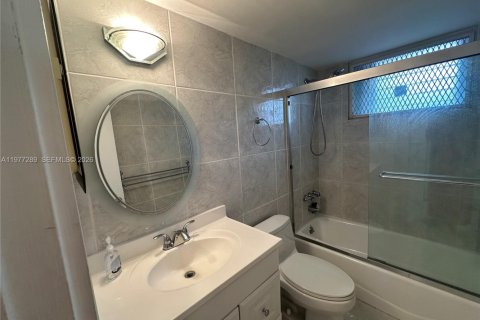 Condo in Deerfield Beach, Florida, 2 bedrooms  № 2041655 - photo 11