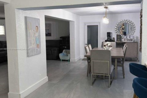 House in Miami, Florida 3 bedrooms, 150.41 sq.m. № 1944939 - photo 8