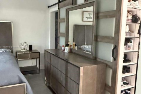 House in Miami, Florida 3 bedrooms, 150.41 sq.m. № 1944939 - photo 10