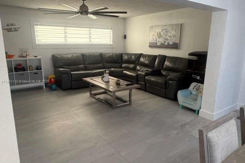 House in Miami, Florida 3 bedrooms, 150.41 sq.m. № 1944939 - photo 6