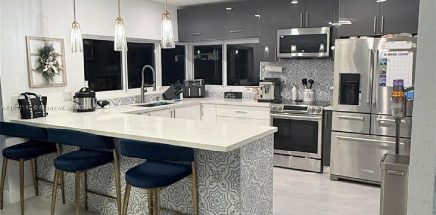House in Miami, Florida 3 bedrooms, 150.41 sq.m. № 1944939