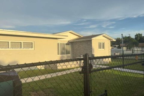 House in Miami, Florida 3 bedrooms, 150.41 sq.m. № 1944939 - photo 26