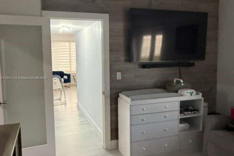 House in Miami, Florida 3 bedrooms, 150.41 sq.m. № 1944939 - photo 17