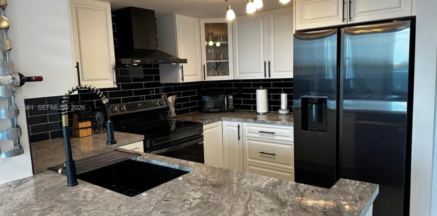 Кондоминиум с 1 спальней в Майами, Флорида № 2003663