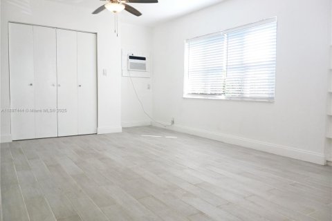 Снять в аренду виллу или дом в Лодердейл-бай-те-Си, Флорида 2.32м2, № 1949736 - фото 2