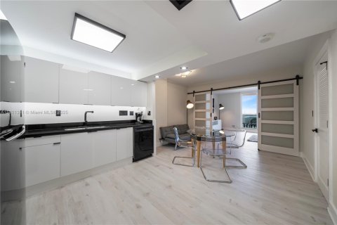 Condominio en venta en Miami Beach, Florida, 55.74 m2 № 1790263 - foto 2