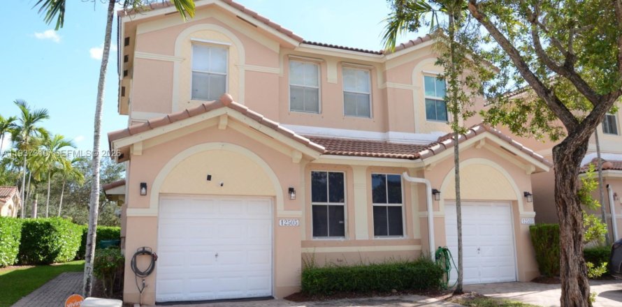 Дом в Майами, Флорида 3 спальни, 138.52м2 № 1995496