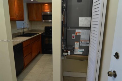 Condo in North Miami Beach, Florida, 1 bedroom  № 1996346 - photo 15