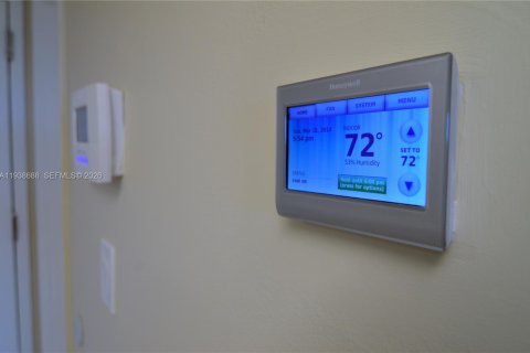 Condo in North Miami Beach, Florida, 1 bedroom  № 1996346 - photo 17