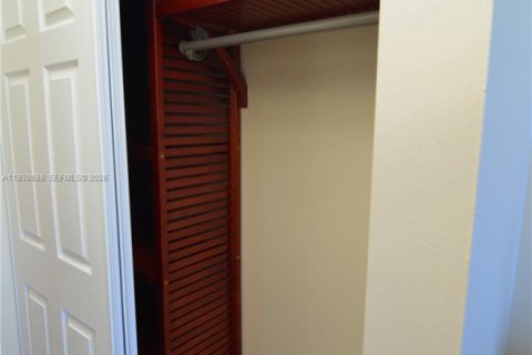 Condo in North Miami Beach, Florida, 1 bedroom  № 1996346 - photo 5