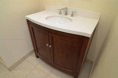 Condo in North Miami Beach, Florida, 1 bedroom  № 1996346 - photo 7