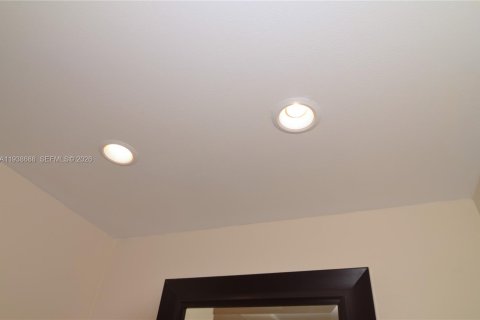 Condo in North Miami Beach, Florida, 1 bedroom  № 1996346 - photo 8