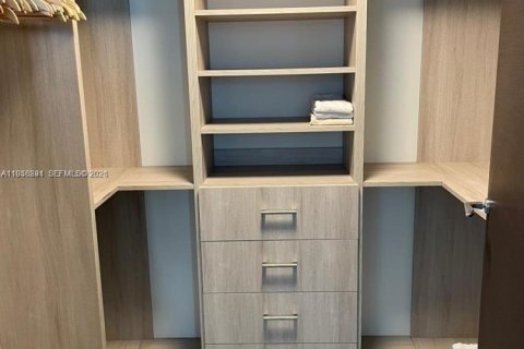 Condo in Miami, Florida, 2 bedrooms  № 2017583 - photo 11