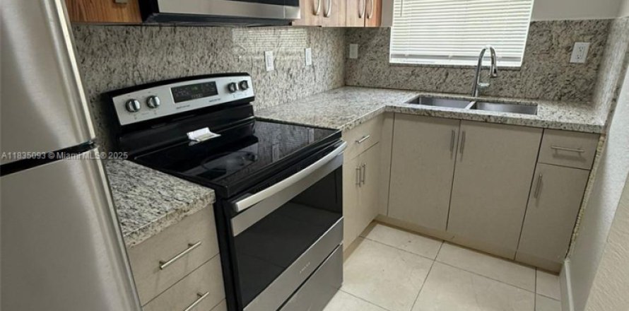 Touwnhouse à Miami, Floride 4 chambres, 130.99 m2 № 1817750