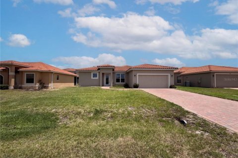 House in Kissimmee, Florida 4 bedrooms, 156.26 sq.m. № 2227793