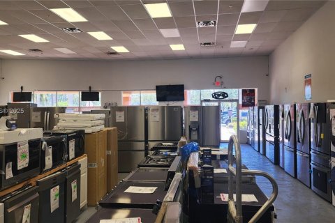Commercial property in Miramar, Florida № 1963924 - photo 2