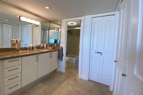 Condo in Sunny Isles Beach, Florida, 2 bedrooms  № 1891748 - photo 13