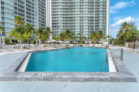 Condo in Sunny Isles Beach, Florida, 2 bedrooms  № 1891748 - photo 16