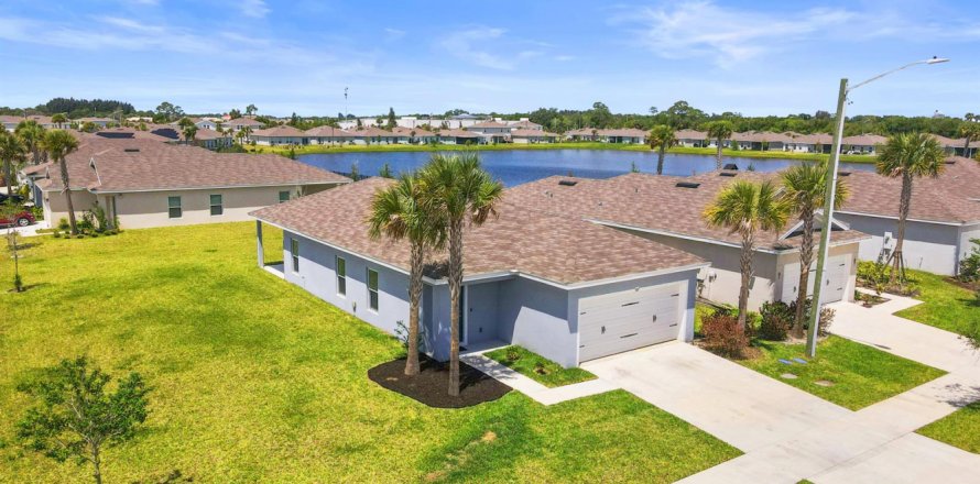 House in St. Lucie, Florida 3 bedrooms, 122.07 sq.m. № 2147254
