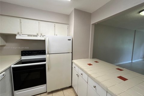 Condo in Margate, Florida, 1 bedroom  № 1893252 - photo 2