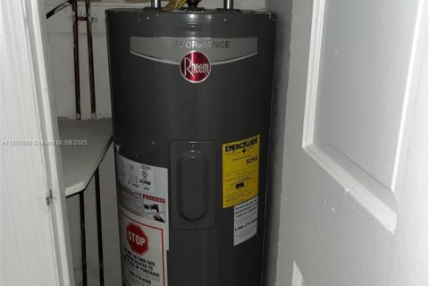 House in Hollywood, Florida 2 bedrooms, 127.28 sq.m. № 1880367 - photo 16