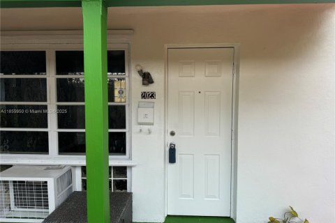 House in Hollywood, Florida 2 bedrooms, 127.28 sq.m. № 1880367 - photo 2