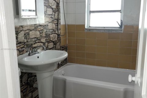 House in Hollywood, Florida 2 bedrooms, 127.28 sq.m. № 1880367 - photo 8