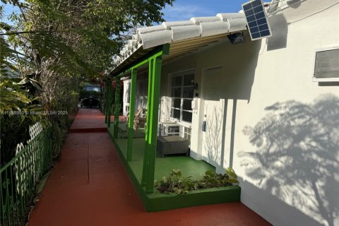 House in Hollywood, Florida 2 bedrooms, 127.28 sq.m. № 1880367 - photo 1