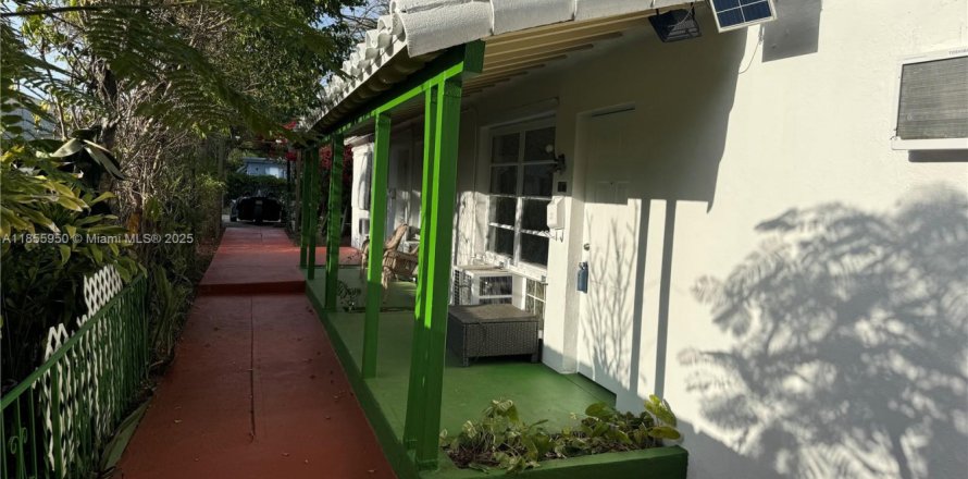 House in Hollywood, Florida 2 bedrooms, 127.28 sq.m. № 1880367