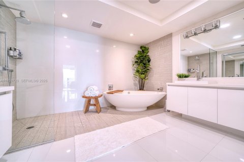 Condo in Sunny Isles Beach, Florida, 3 bedrooms № 2079490 - photo 10