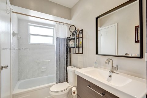 Condo in Lauderdale Lakes, Florida, 1 bedroom  № 1980226 - photo 25