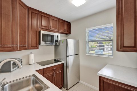 Condo in Lauderdale Lakes, Florida, 1 bedroom  № 1980226 - photo 9