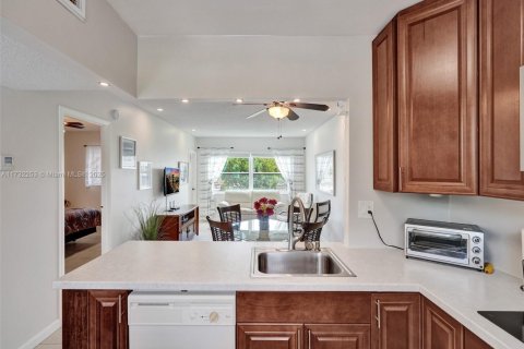 Condo in Lauderdale Lakes, Florida, 1 bedroom  № 1980226 - photo 10